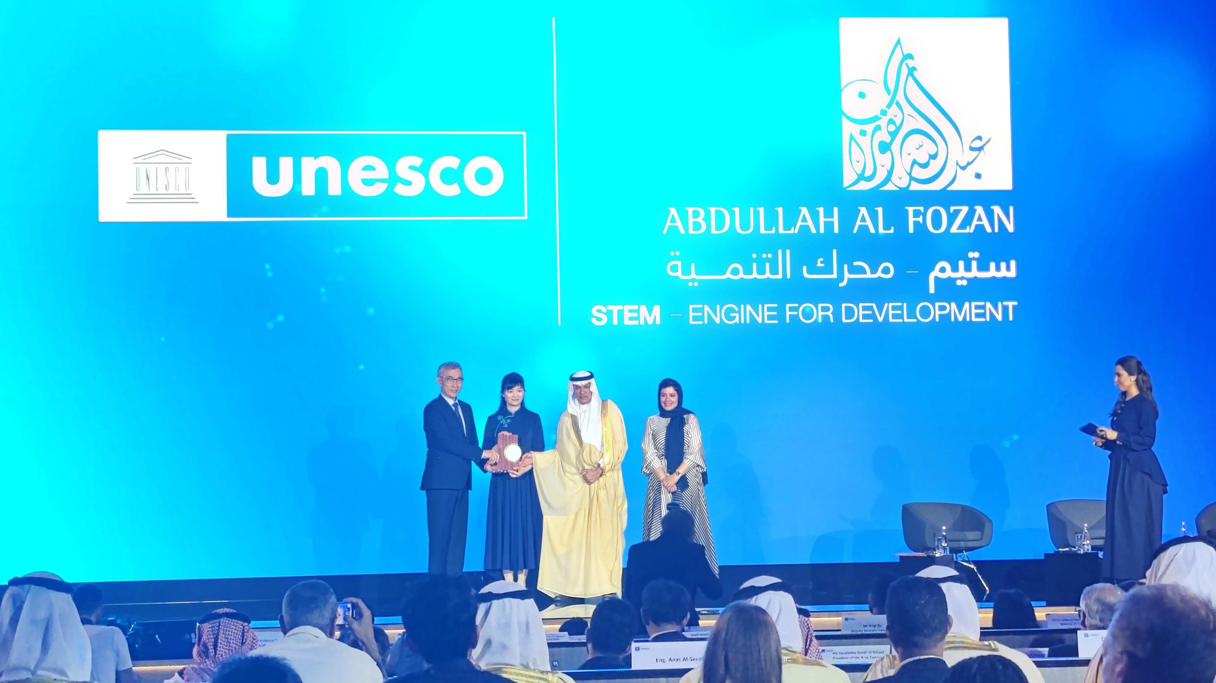 Hadiah tersebut bertujuan untuk memperkuat penelitian