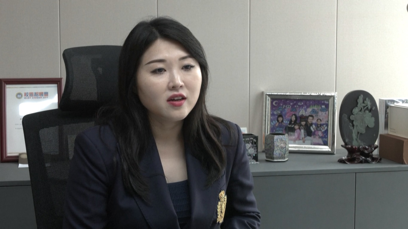 Salah satu individu tersebut adalah Hoi Peng