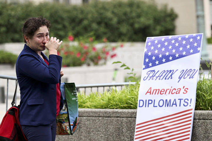 Imbas Kebijakan Trump Ribuan Pegawai Kemlu AS Menangis di PHK