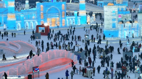 Pada tahun 1963 Festival Lentera Es Harbin pertama diadakan di taman tersebut menjadikannya salah satu pameran seni lentera es luar ruangan paling awal dan terbesar di dunia