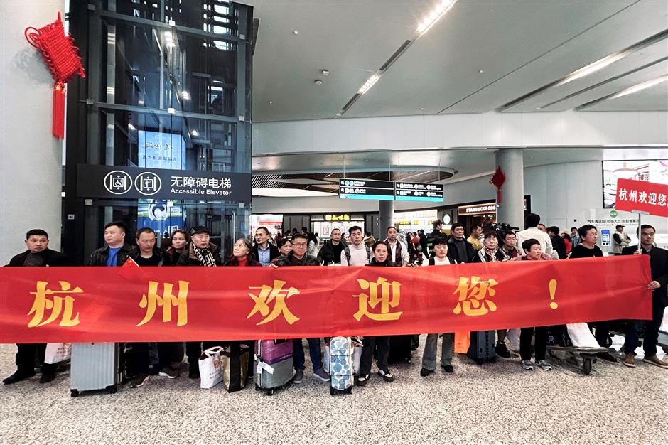 Pemerintah Hangzhou mencarter pelatih dan penerbangan jarak jauh untuk meringankan beban perusahaan dalam hal perekrutan personel dan dimulainya kembali produksi pada awal Februari