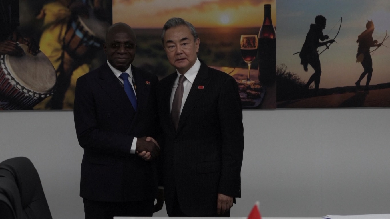 Wang Yi mengatakan bahwa Tiongkok dan Angola berjuang berdampingan dalam perjuangan melawan imperialisme dan kolonialisme dan kemudian bergandengan tangan dalam mengejar pembangunan dan revitalisasi
