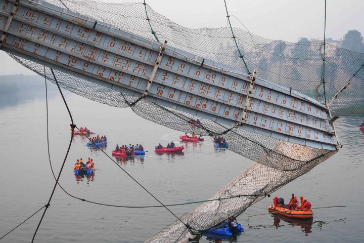 Presiden Tiongkok Xi Jinping pada hari Senin mengirim pesan belasungkawa kepada Presiden India Droupadi Murmu dan Perdana Menteri Narendra Modi atas runtuhnya jembatan di negara bagian Gujarat di India barat