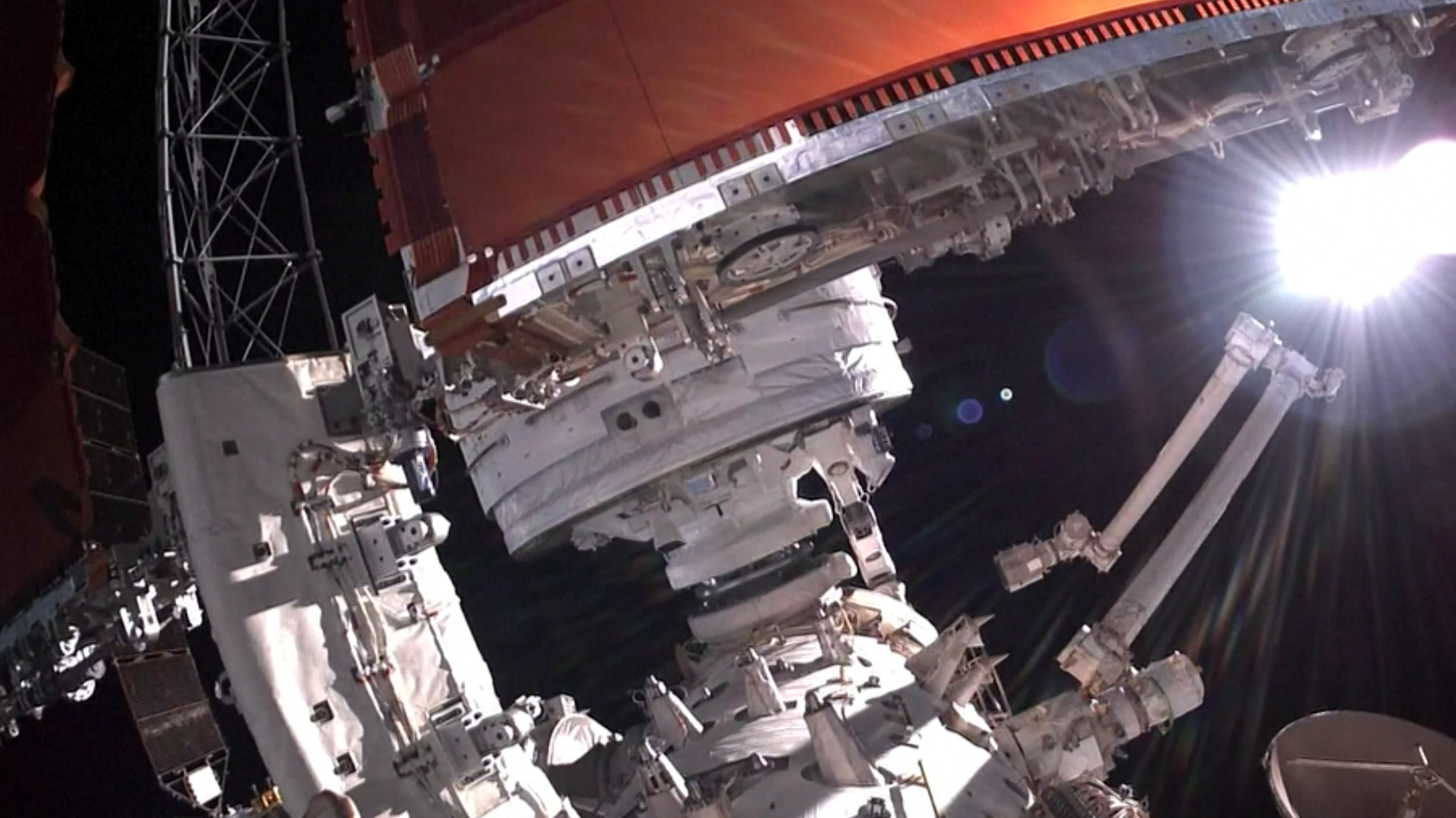 Bagi kru Shenzhou-14 Ini adalah mimpi yang menjadi kenyataan  saat mereka memasuki modul lab Mengtian modul besar terakhir untuk Stasiun Luar Angkasa Tiongkok