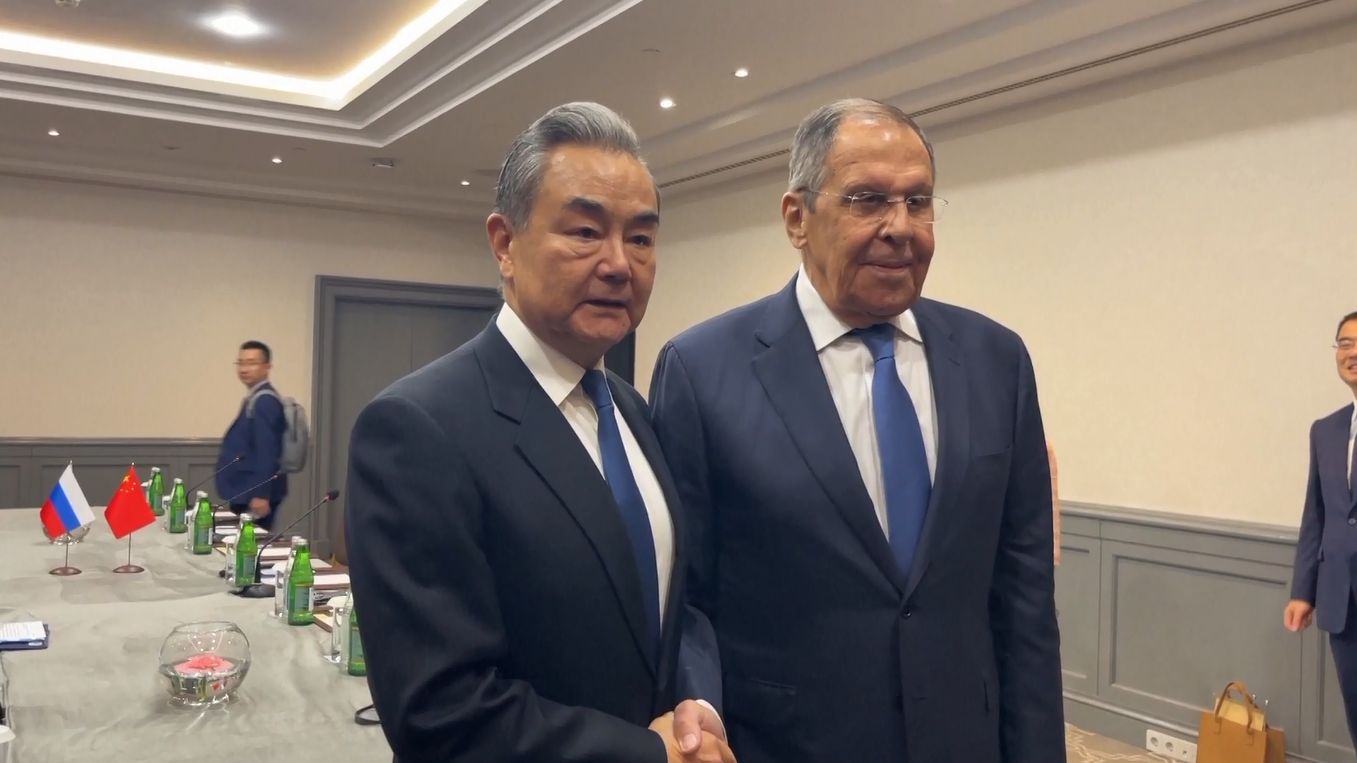 Menlu Tiongkok Bertemu dengan Mitranya dari Rusia di Azerbaijan