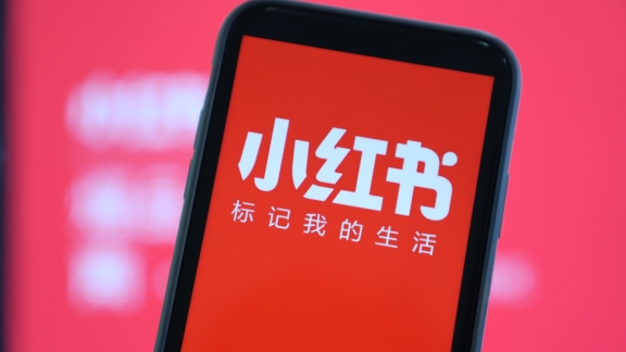 Harga saham terkait Xiaohongshu melonjak pada sesi pagi hari Selasa setelah aplikasi bergaya Instagram Tiongkok itu naik ke puncak grafik toko aplikasi Apple di Amerika Serikat