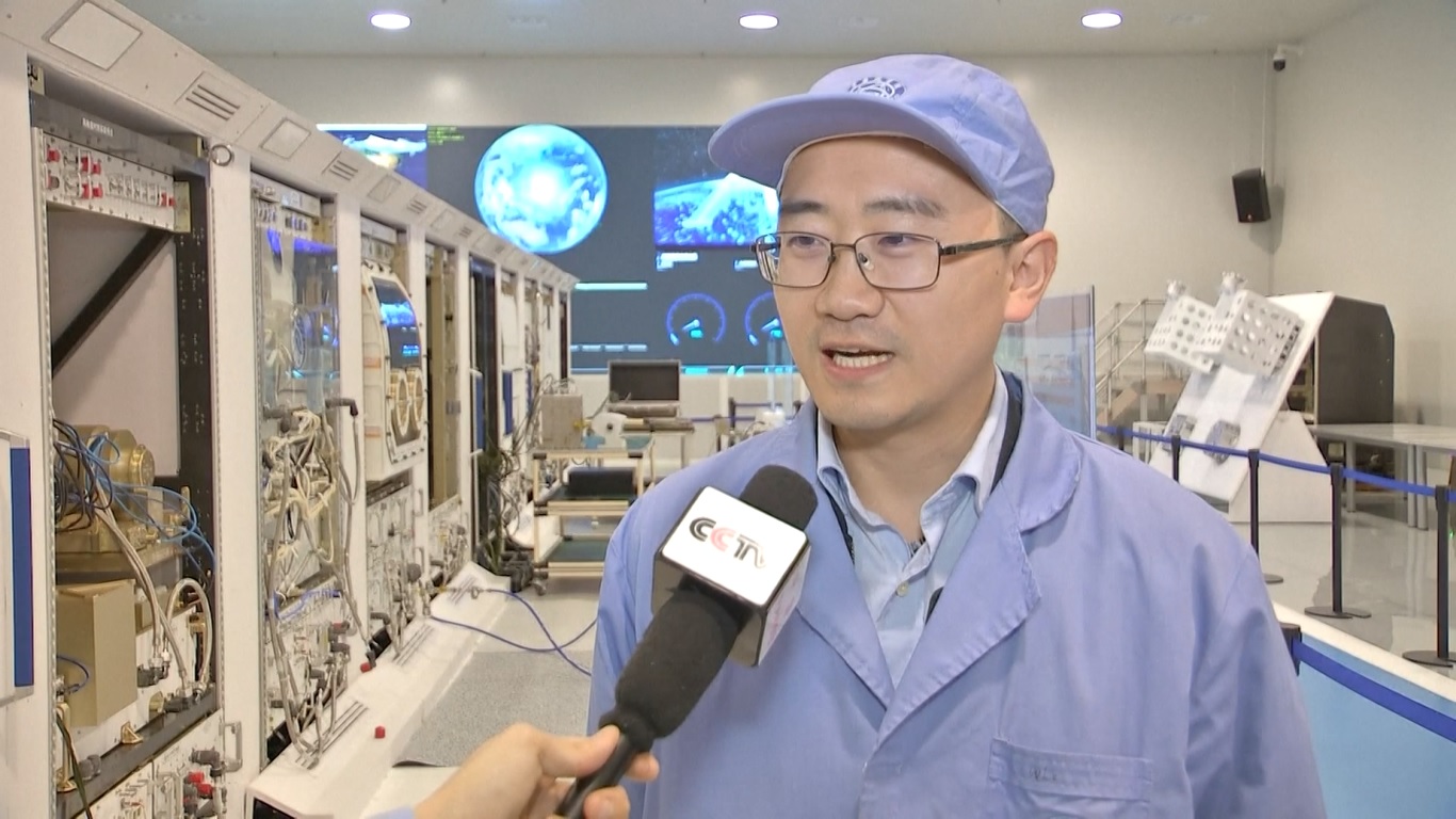 Maket berbasis darat ini memiliki 14 lemari eksperimen ilmiah