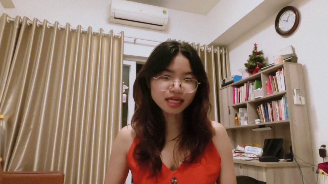 Emma Sun dari Vietnam menempuh pendidikan sekolah menengah dan universitasnya di Tiongkok