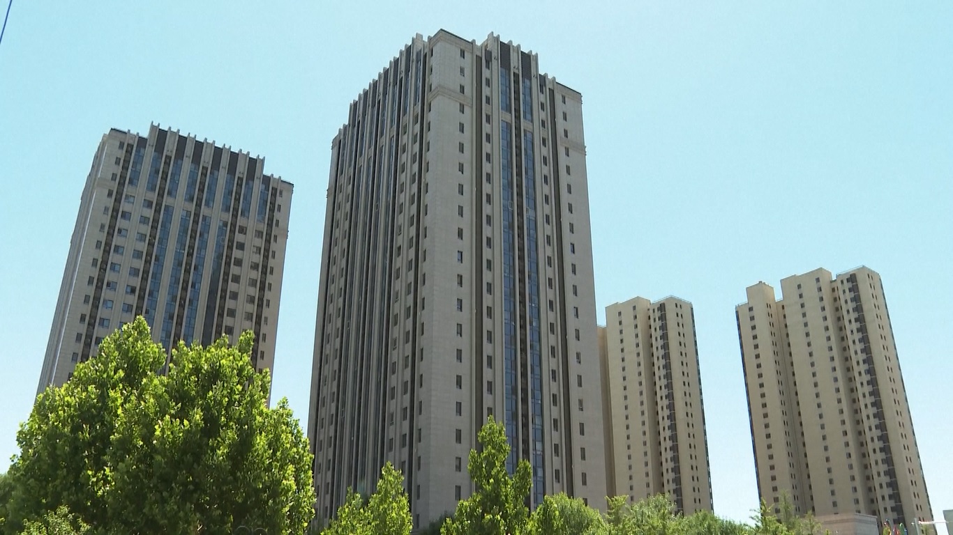 Biro Statistik Nasional Tiongkok melaporkan bahwa 56 dari 70 kota besar dan menengah mengalami penurunan harga rumah baru dari bulan ke bulan