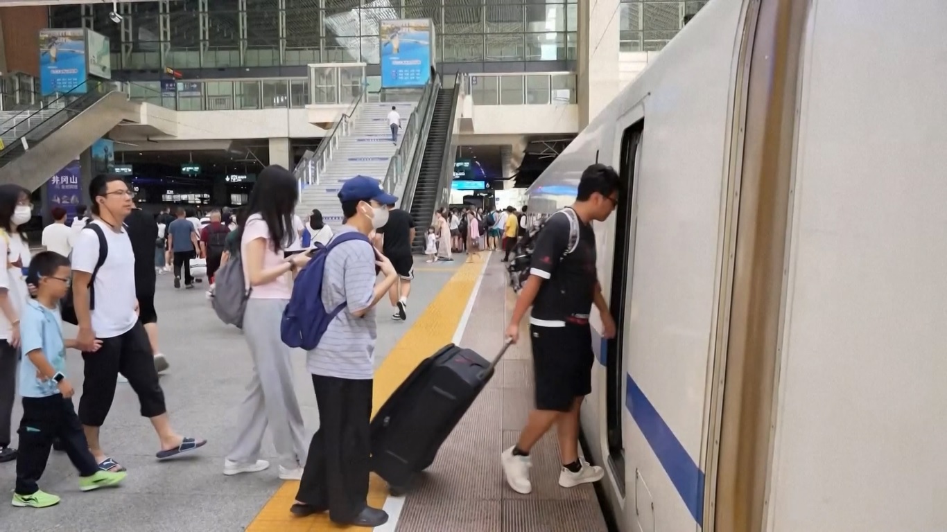Rekor 940 Juta Perjalanan Kereta Api Terjadi selama Lonjakan Perjalanan Musim Panas di Tiongkok