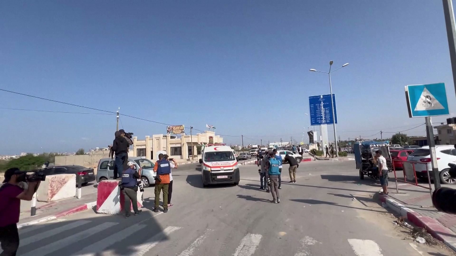 Kelompok pertama pemegang paspor asing dan orang-orang yang terluka meninggalkan Jalur Gaza yang terkepung dan memasuki Mesir melalui perbatasan Rafah pada hari Rabu sejak pecahnya konflik berdarah antara Israel dan Palestina pada 7 Oktober