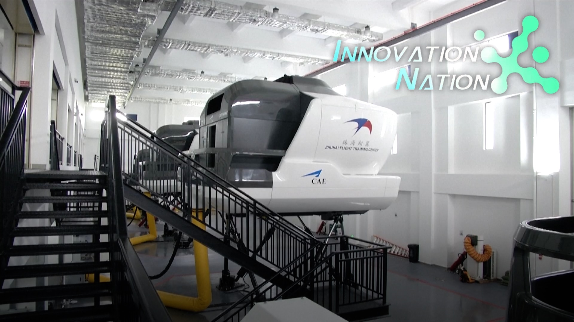 Sistem visual yang dikombinasikan dengan sistem gerak ini dapat membantu pilot dalam pelatihan