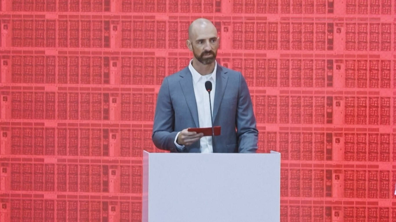 Megafactory adalah yang pertama dari jenisnya di luar Amerika Serikat dan diharapkan dapat mempercepat upaya Tesla untuk menghadirkan solusi penyimpanan energi bersihnya ke jaringan listrik di seluruh dunia