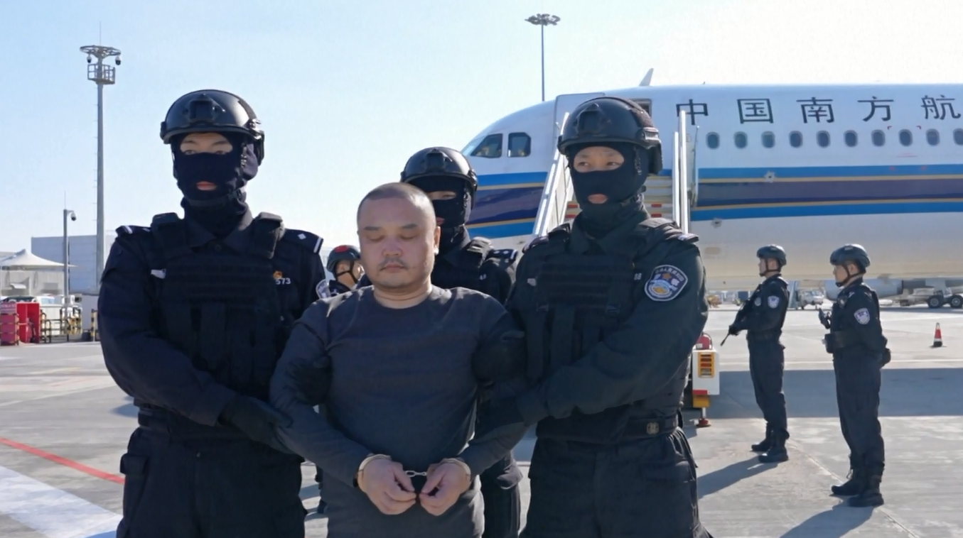 Tersangka Utama dari Sindikat Perjudian dan Penipuan Lintas Batas Diekstradisi dari Kamboja ke Tiongkok