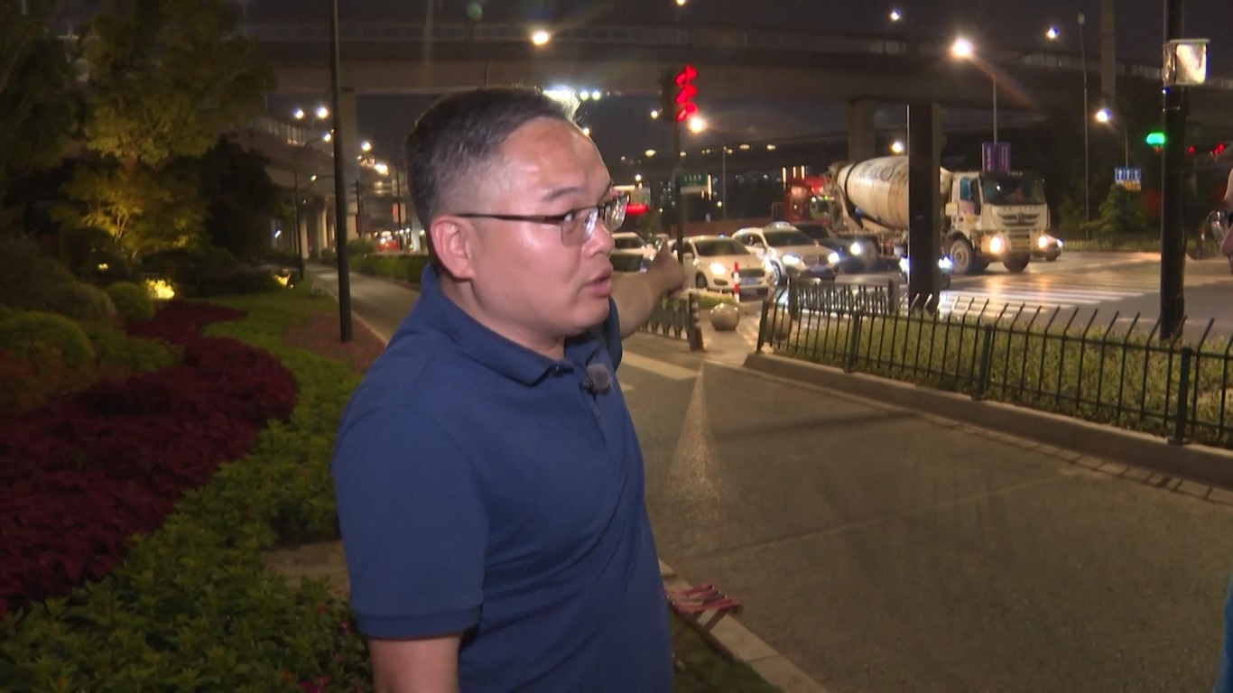 Para penata taman telah sibuk menghijaukan area di dekat tempat kompetisi sejak bulan April 2023