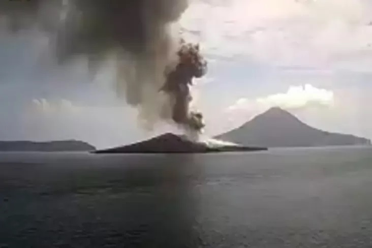 Pusat Vulkanologi dan Mitigasi Bencana Geologi ( PVMBG ) menyampaikan bahwa tinggi kolom letusan teramati sekitar 450 meter di atas puncak atau sekitar 607 meter di atas permukaan laut