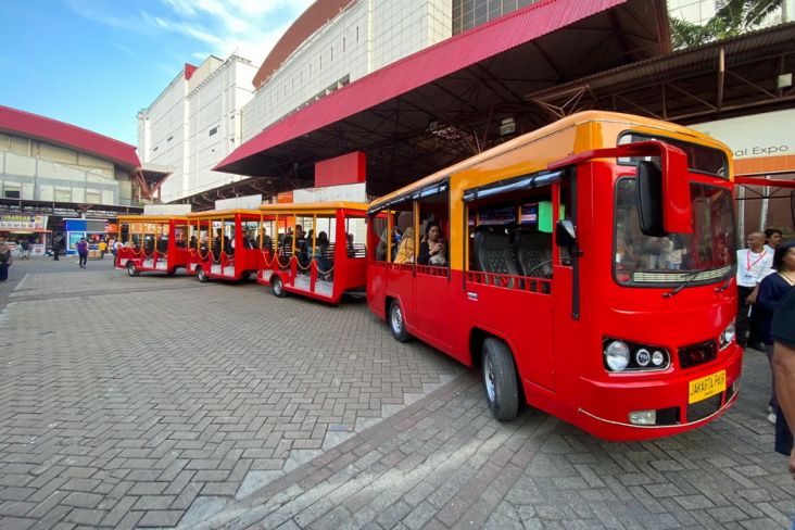 Bus wara-wiri merupakan mobil gandeng yang dapat mengantarkan pengunjung berkeliling di area Jakarta Fair 2023 Pengunjung akan merasakan sensasi seperti berada di Itaewon