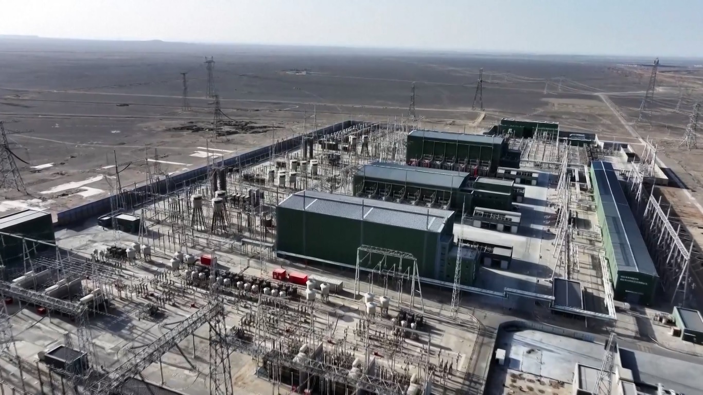 Jalur transmisi UHVDC ±800 kV Hami-Zhengzhou merupakan proyek UHVDC pertama yang dirancang untuk menyalurkan listrik dari Xinjiang ke Tiongkok tengah