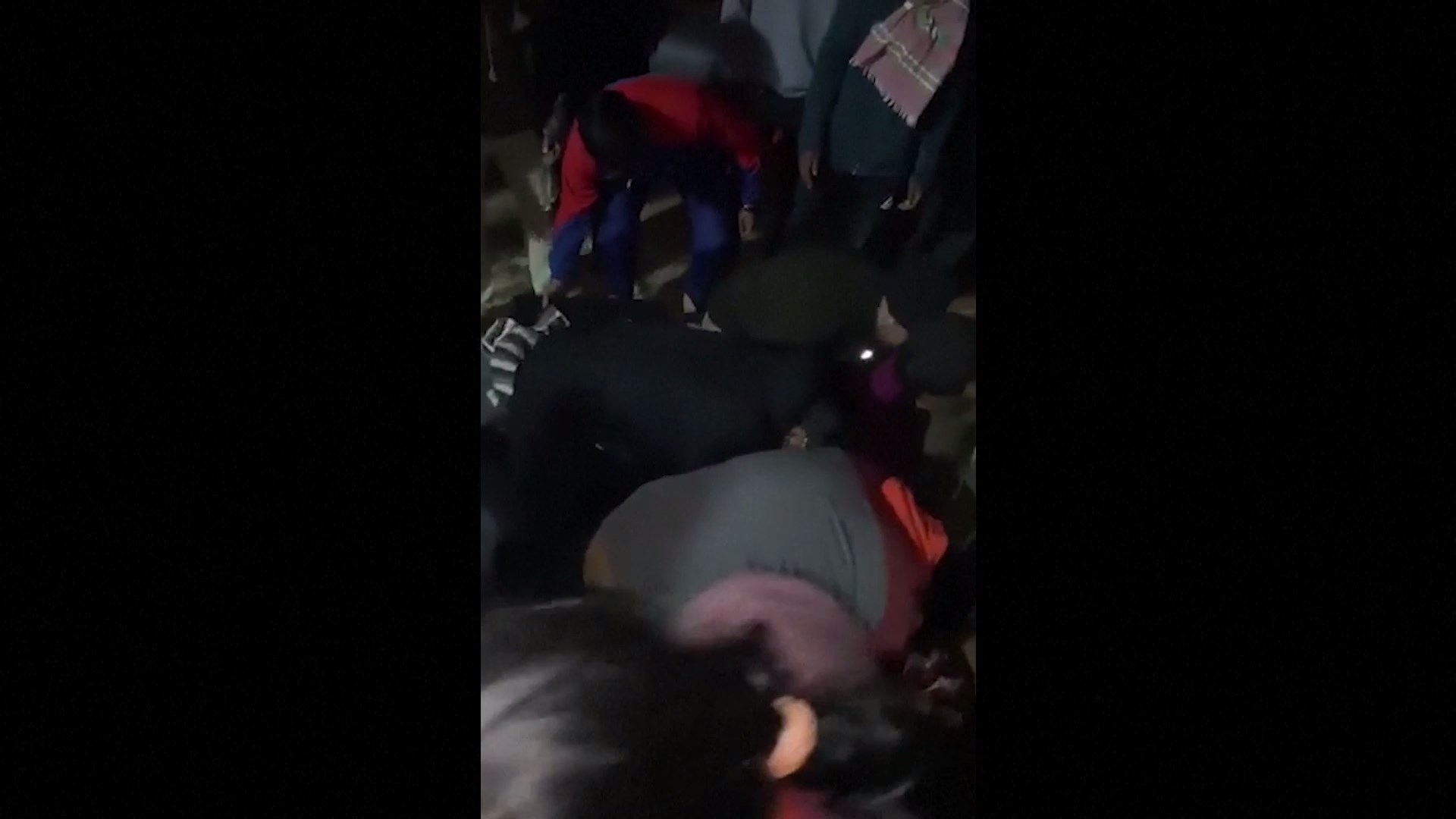 Sedikitnya 128 orang tewas dan ratusan lainnya luka-luka setelah gempa bumi kuat melanda Nepal barat pada Jumat tengah malam