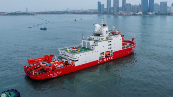 Kapal pemecah es penelitian Tiongkok Xuelong 2 atau Snow Dragon 2 berangkat dari pelabuhan di Christchurch Selandia Baru