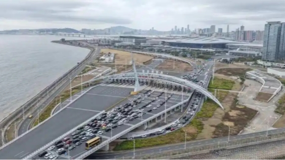 Arus penumpang harian di pelabuhan melebihi 100