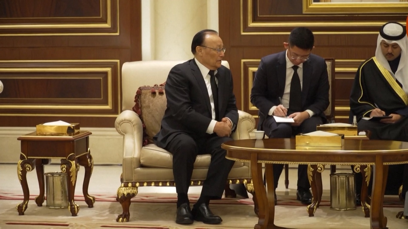 Shohrat Zakir membawa pesan duka cita yang mendalam dan belasungkawa yang tulus dari Presiden Xi atas nama pemerintah dan rakyat Tiongkok kepada pemerintah dan rakyat Kuwait serta keluarga Emir Nawaf