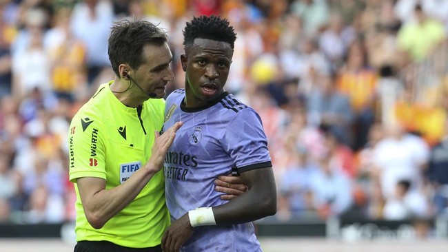 Bintang Real Madrid Vinicius Jr boleh bernapas lega setelah sanksi kartu merah yang diterima saat lawan Valencia resmi dicabut