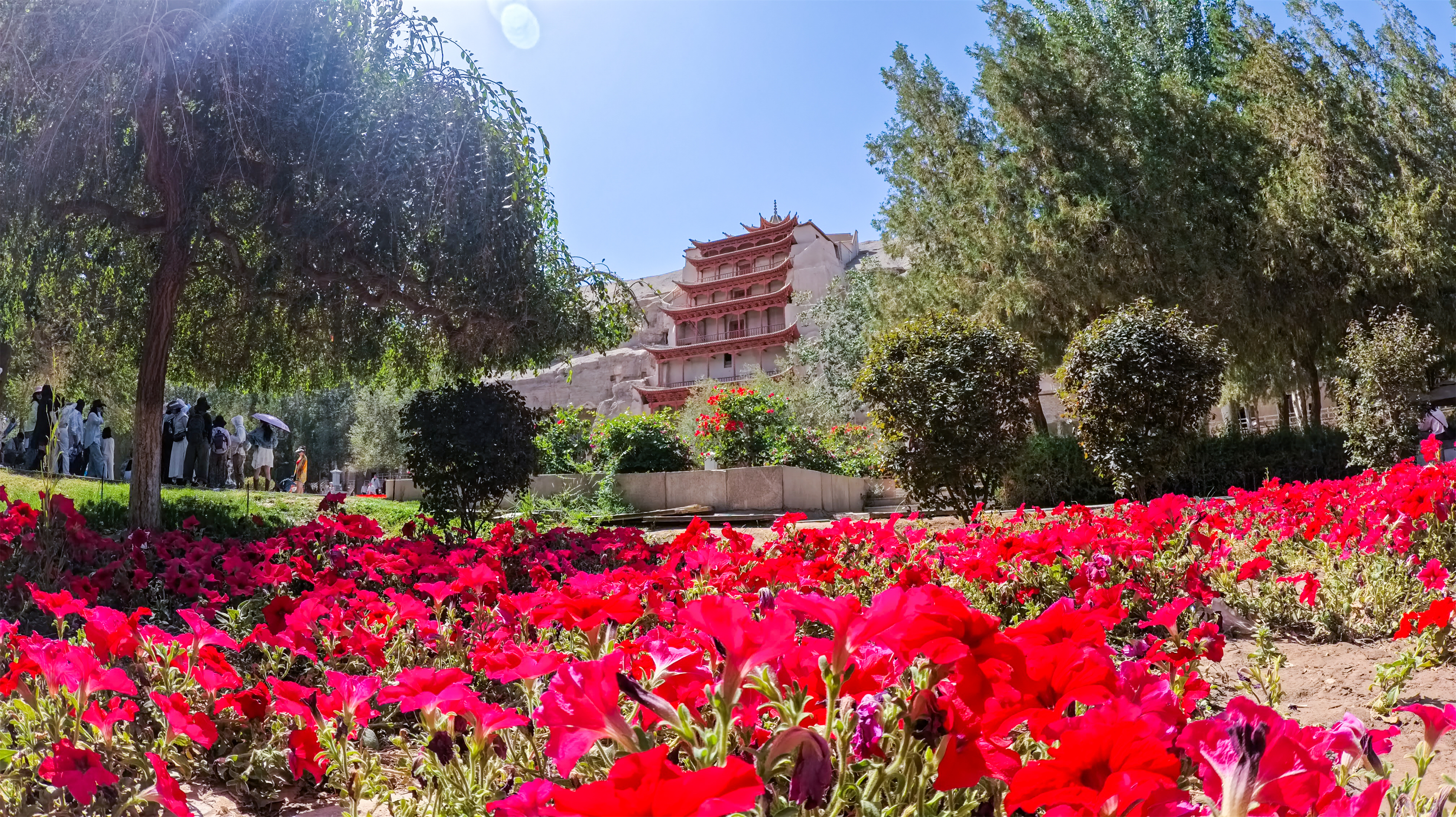 Gua Mogao di Dunhuang Menarik Banyak Orang dengan Pemandangan Musim Gugur yang Menyenangkan