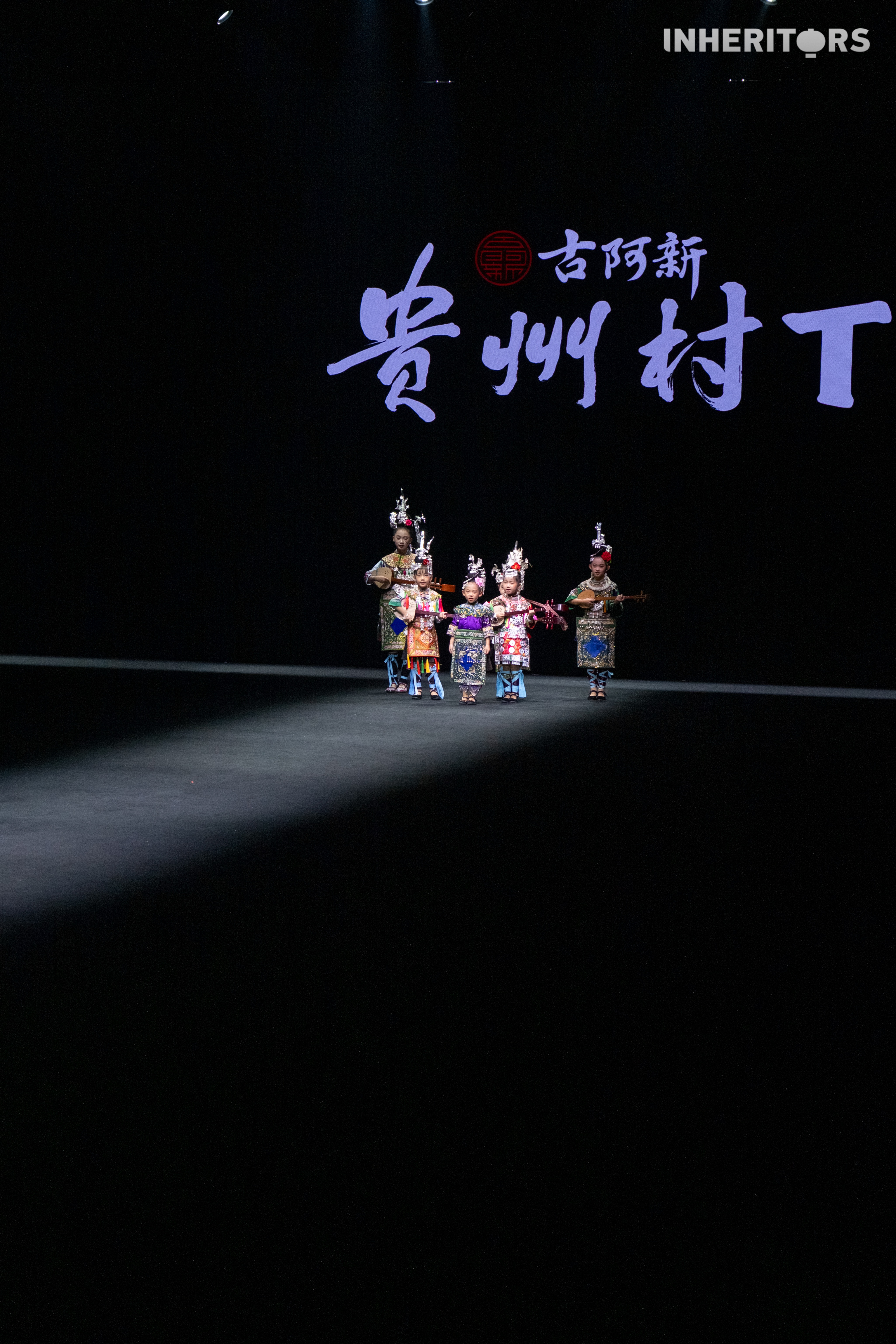 Keindahan 56 kostum etnik Tiongkok