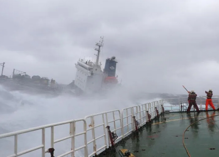 Badan Penyelamatan Laut Tiongkok Selatan di bawah naungan Kementerian Transportasi Tiongkok menerima laporan bahwa kapal kargo Indonesia itu terjebak dalam topan dan tidak dapat bergerak pada sore hari tersebut
