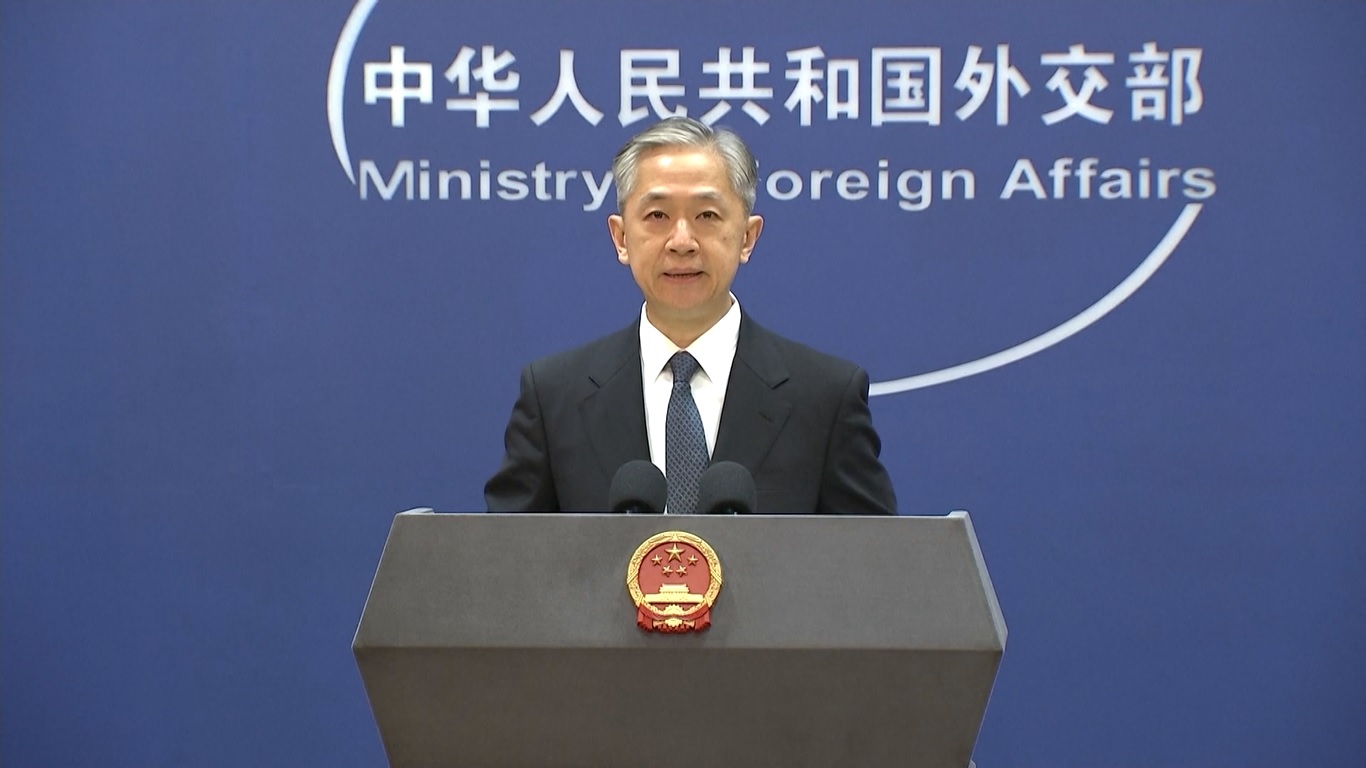 Wang Wenbin mencatat bahwa praktik hegemonik AS adalah akar penyebab risiko keamanan di laut dan udara