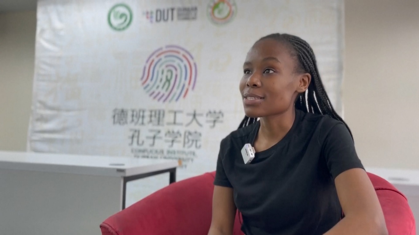 Di dinding laboratorium bahasa institut tersebut tergantung peta Tiongkok