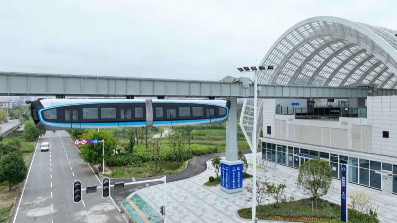 Lantai kaca transparan di gerbong merupakan daya tarik utama dari kereta ini