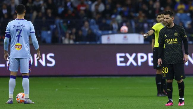 Cristiano Ronaldo tak bisa menyembunyikan kebahagiaannya usai melawan Lionel Messi dkk pada laga amal Al Riyadh All Star vs Paris Saint Germain