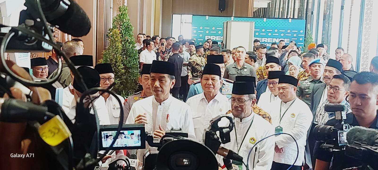 Presiden Jokowi hadir bersama sejumlah pejabat