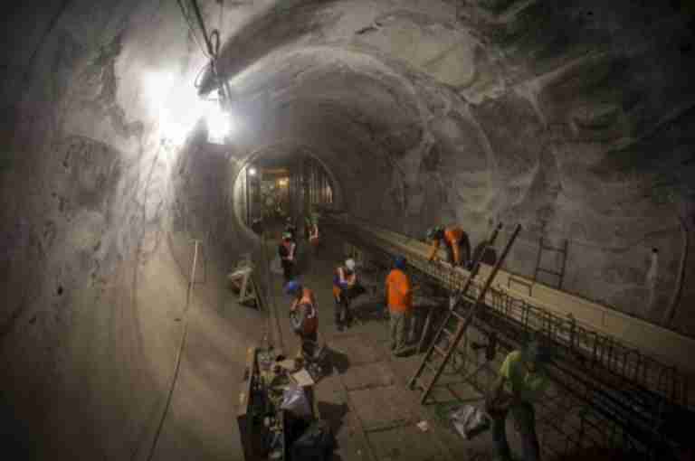 China Railway Construction Corporation (CRRC) bersama pemerintah Provinsi Zhejiang telah memasuki tahap finalisasi kontrak kerja sama merealisasikan pembangunan terowongan KA cepat bawah laut terpanjang di dunia