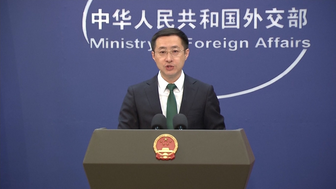 Lin menyampaikan pernyataan tersebut dalam jumpa pers rutin sebagai tanggapan atas pertanyaan media tentang total tarif 104 persen yang dikenakan pada Tiongkok oleh Amerika Serikat yang mulai berlaku pada hari Rabu (9/4)