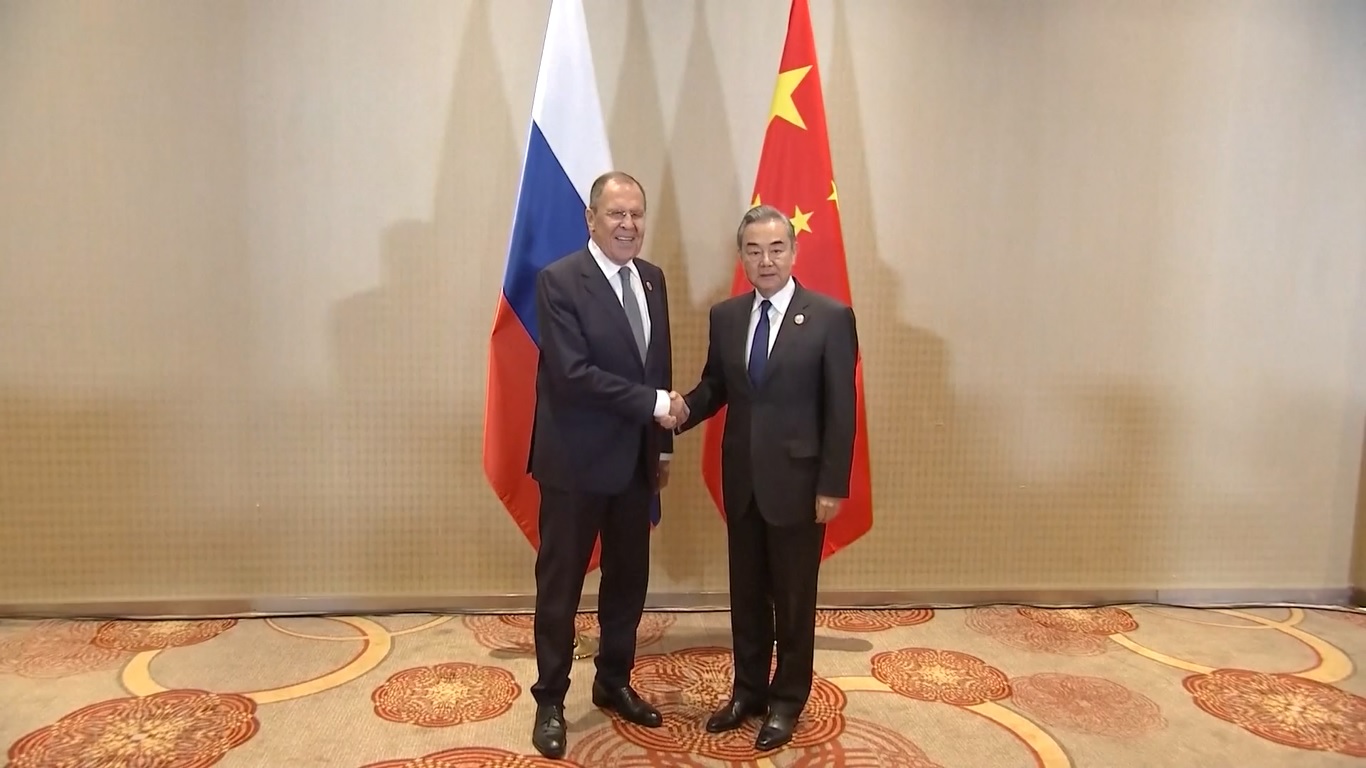 Kedua pihak juga bertukar pandangan tentang berbagai isu seperti krisis Ukraina dan situasi di Semenanjung Korea