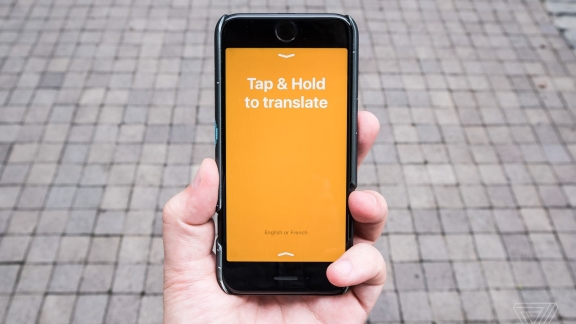 Aplikasi itour memiliki fitur terjemahan telepon real-time