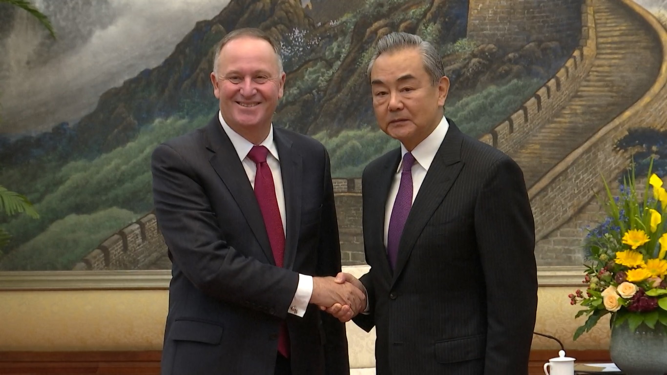 Mantan Perdana Menteri tersebut mengatakan bahwa ia bersedia melakukan upaya untuk mendorong perkembangan hubungan Selandia Baru-Tiongkok yang lebih baik