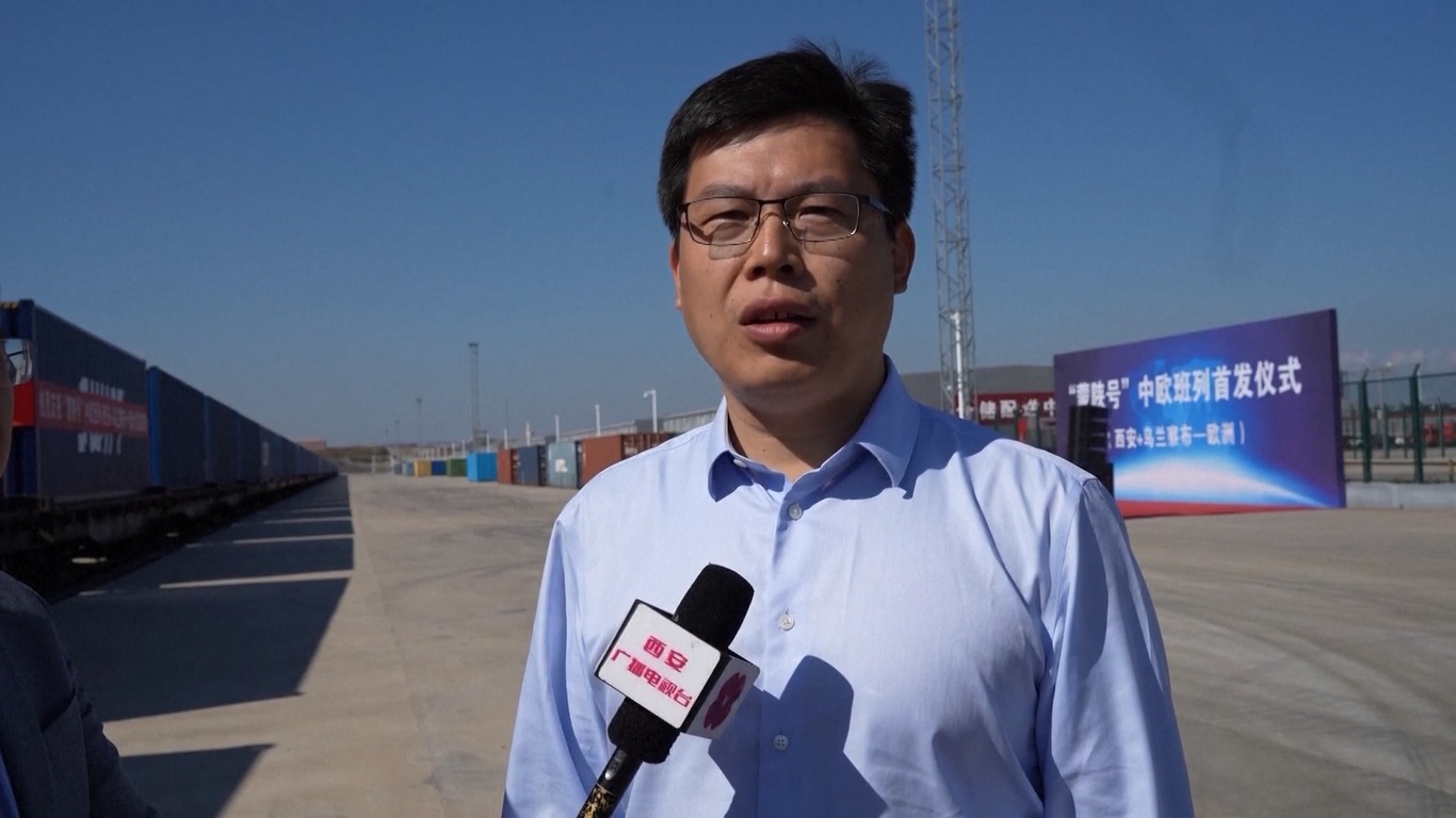 Kereta kargo ini dimuati dengan 55 kontainer suku cadang mobil