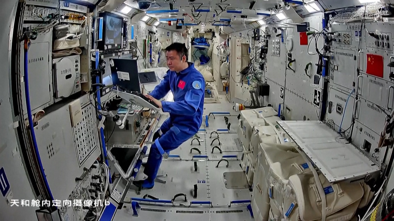 Astronot Shenzhou-20 Tiongkok Selesaikan Perjalanan Luar Angkasa ke-4