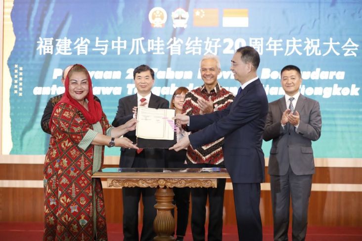 Sekretaris Partai Komunis Tiongkok (PKT) Fujian Zhou Zuyi dan Gubernur Jawa Tengah Ganjar Pranowo bertemu dalam peringatan di Gedung Gradhika Bhakti Praja