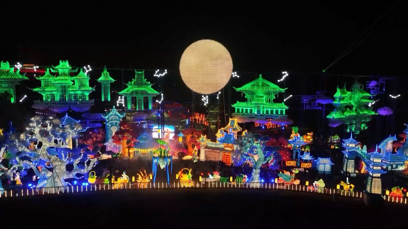 Pertunjukan ini menampilkan instalasi cahaya berbentuk galaksi yang panjang