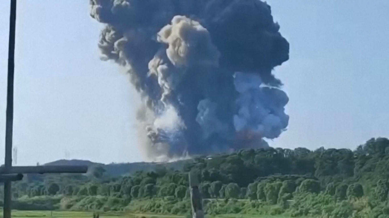 Ledakan tersebut terjadi sekitar pukul 08:23 pada hari Senin (16/6) di pabrik milik perusahaan Kembang Api Shanzhou di Kabupaten Linli