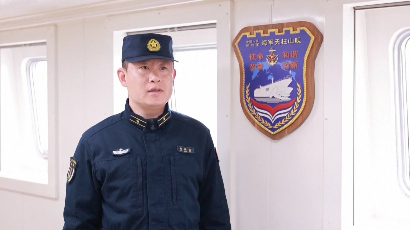 Armada yang terdiri dari kapal pendarat tank Tianzhu Shan dan Daqing Shan itu menyelesaikan latihan perubahan formasi sambil berlayar menuju area pelatihan yang ditentukan