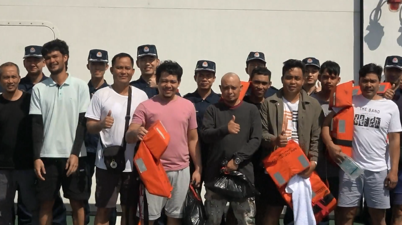 Tiongkok Serahkan 17 Pelaut Filipina dari Kapal Karam kepada Filipina