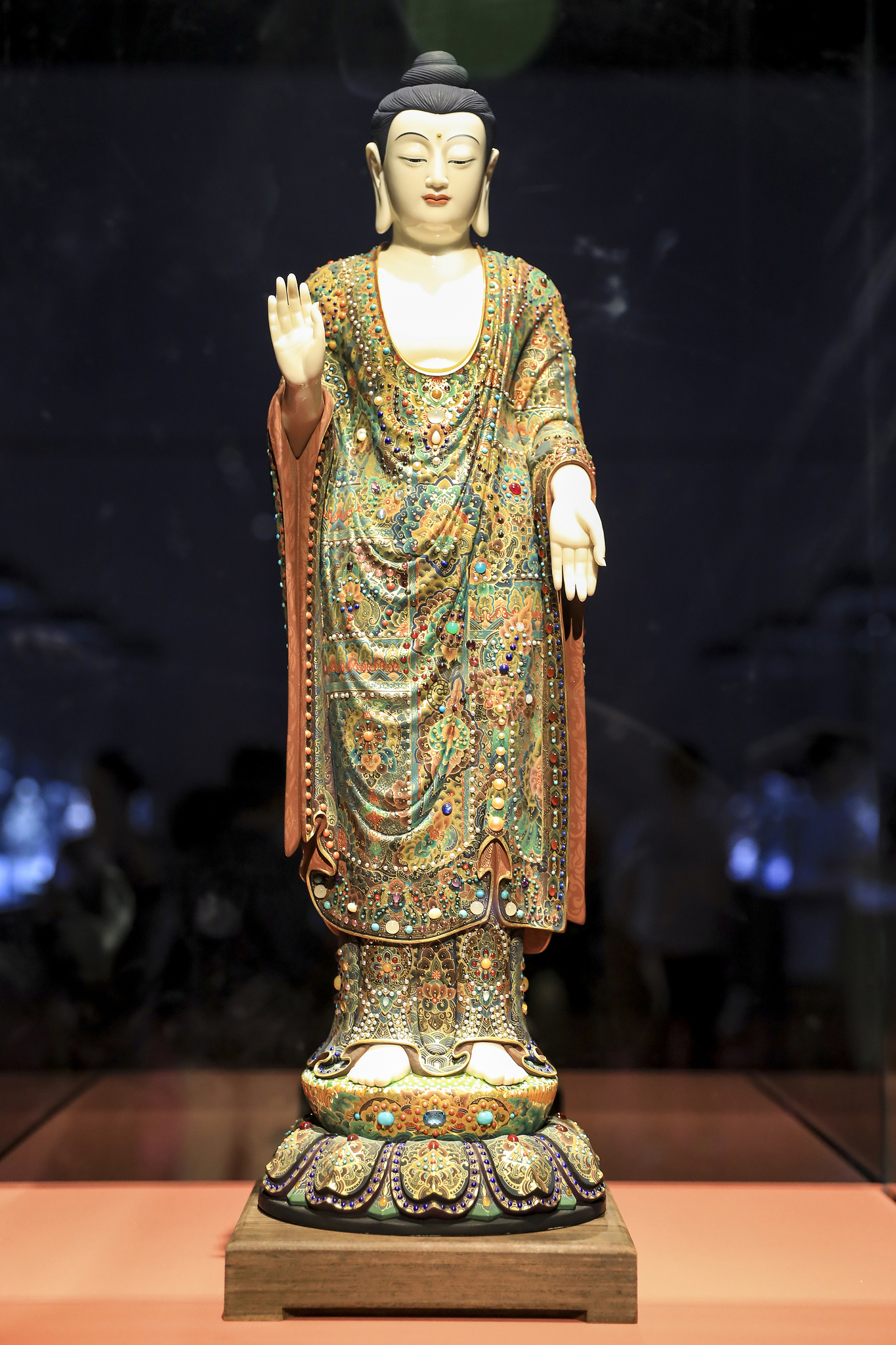 Porselen Dehua Memukau Pengunjung di Pameran 'Blanc de Chine' di Shanghai