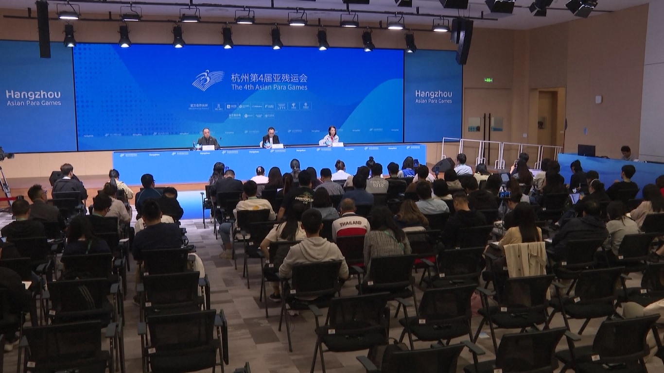 Melalui tiga bagian pertunjukan dan tiga film pendek