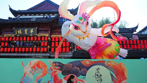 Tahun Baru di Tiongkok merupakan hari libur nasional yang memberikan kesempatan masyarakat  untuk bertemu kembali dengan keluarga mereka